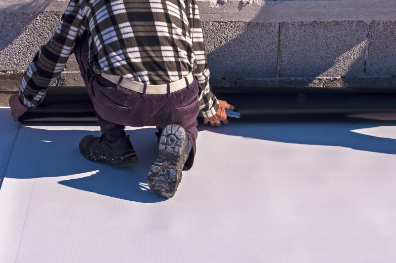 roofing contractor installing a tpo roof